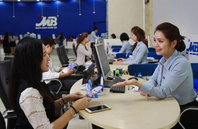 Nạp tiền vào MB Bank tại quầy giao dịch của ngân hàng