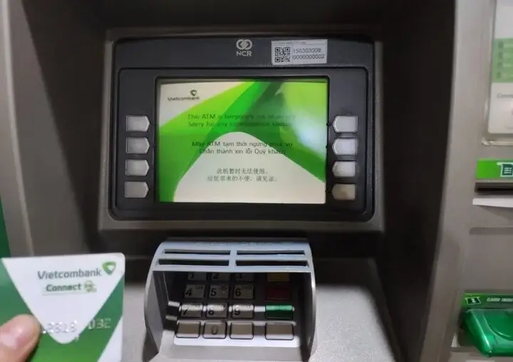 Quy trình rút tiền ATM Vietcombank khác ngân hàng