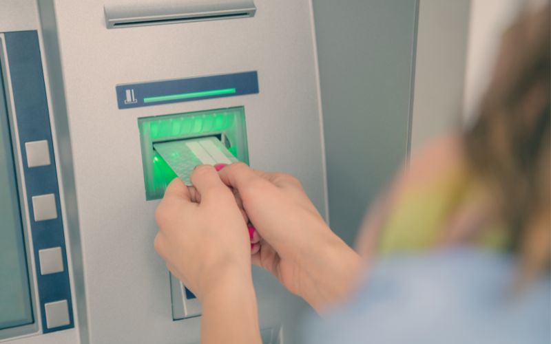 Làm gì khi bị nuốt thẻ ATM?